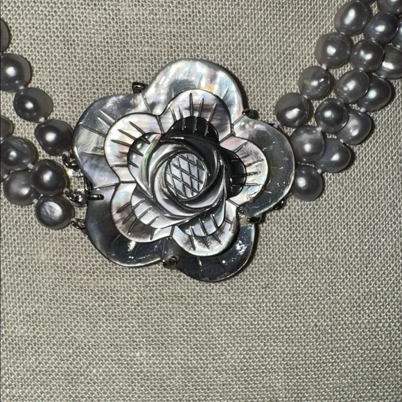 Fresh  Pearl Necklace with MOP  Floral Accent - Picture 2 of 3